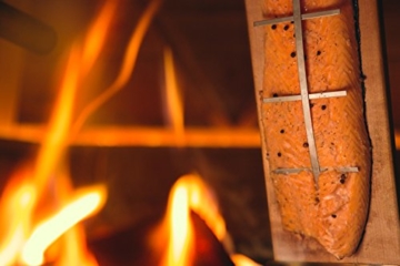 MUURIKKA Flammlachsbrett Doppelset, Lachs vom Feuer (Edelstahlhalter mit Winkelsystem, massive Birke) - 4