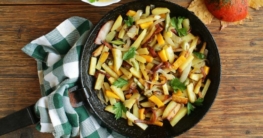 Gebratene-Kartoffel-mit-würzigem-Hähnchenfleisch-in-der-Paella-Pfanne
