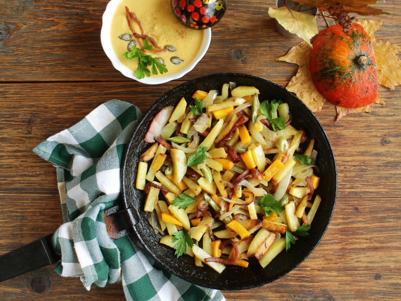 5 Fleischgerichte für die Grillparty, Gebratene Kartoffel mit würzigem Hähnchenfleisch in der Paella Pfanne