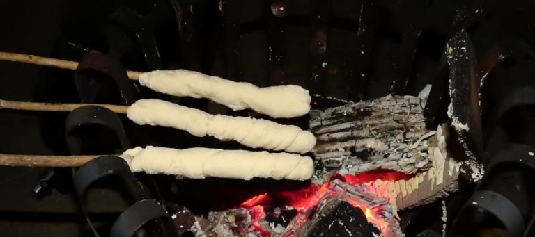 Stockbrot Rezept einfach - mit und ohne Hefe