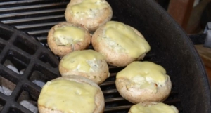 Gegrillte Champignons gefüllt