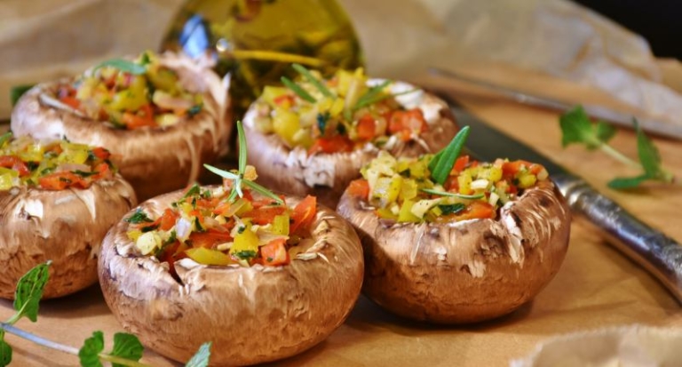 Gegrillte Riesenchampignons mit Gorgonzola-Mascarponefüllung