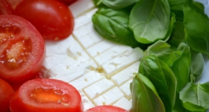 Schafskäse gegrillt mit frischen Kräutern