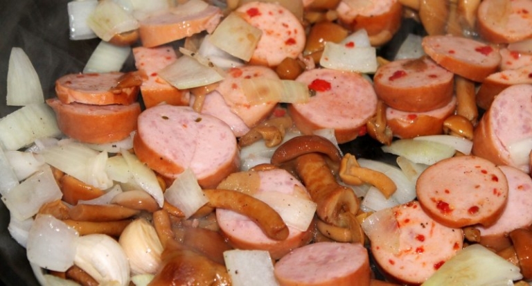 Saarländische Lyonerpfanne - Rezept » schwenkgrill-abc.de