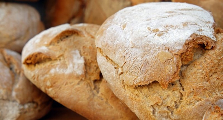 Brotsuppe mit Knoblauch aus dem Grillkessel » schwenkgrill-abc.de