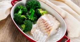 Fischsuppe mit Gemüse im Grilltopf