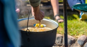 Kesselgulasch am Schwenkgrill