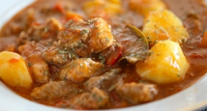 Kartoffelgulasch mit Würstchen
