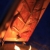 Flammlachsbrettl - Flammlachsbrett aus langlebigem Lärchenholz mit Edelstahlhalterung - ca. 500 x 175 x 20 mm Flammlachsbrett zum Grillen ist kompatibel mit Allen herkömmlichen Feuerschalen - 4