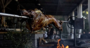 holzkohlegrill-mit-drehspiess
