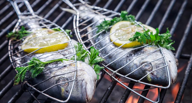 Fisch auf dem Schwenkgrill